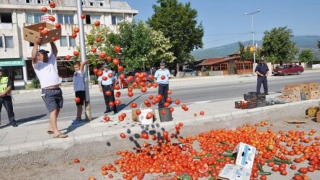 Земеделци изхвърлиха домати на главен път Е-79