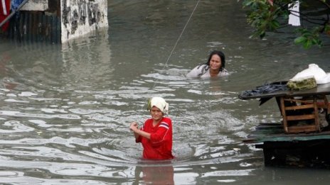 Наводнения в Манила: водата по улиците е до кръста