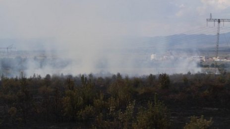 1000 дка сухи треви горят край Вакарел