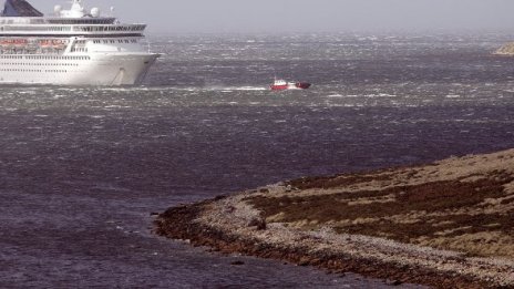 Двама души починаха при пожар на кораб в Норвегия