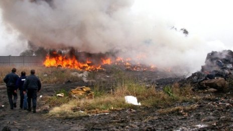 8 часа бориха огън в пункт за скрап в Пловдив