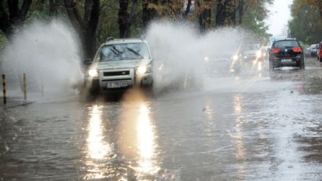 Бурята затвори училищата във Варна