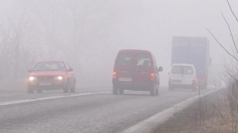 Намалена видимост заради мъгла