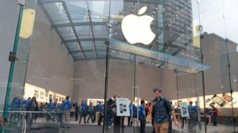 Легендарен певец нарече Apple вампири