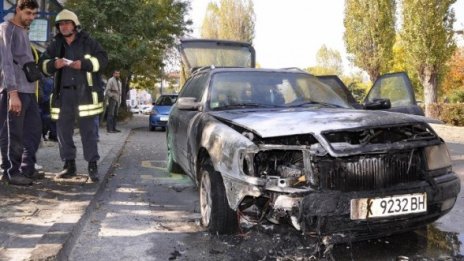 "Ауди" пламна по време на движение в Хасково