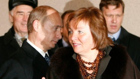 Путин биел жена си и й изневерявал