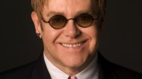 Elton John дари 120 мотоциклета на лекари в Африка