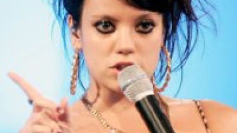 Гледай новото видео на Lily Allen