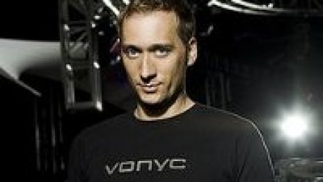 Момиче-птица посреща Paul Van Dyk в Зимния дворец