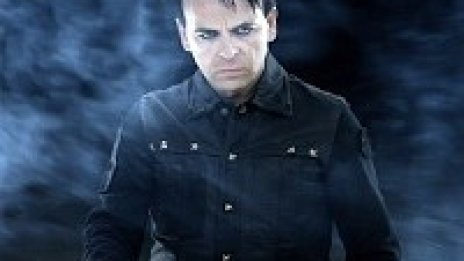 Gary Numan свири Cars върху коли