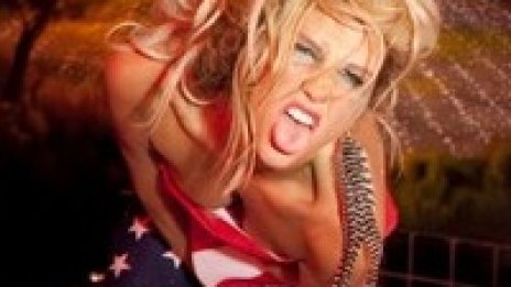 Ke$ha в защита на гей младежта с We R Who We R 