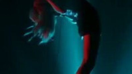 Виж новото цветно видео на Ellie Goulding