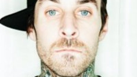 Travis Barker от Blink 182 нарече феновете &quot;нацистки копелета&quot;