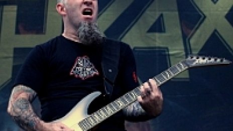 Виж как Scott Ian свири едно от новите парчета на Anthrax!