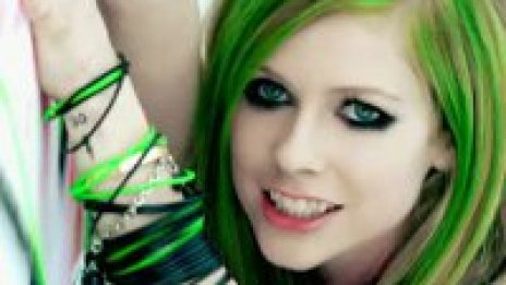 Avril Lavigne раздава усмивки в новия си клип