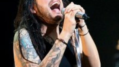 Jonathan Davis записва със Suicide Silence