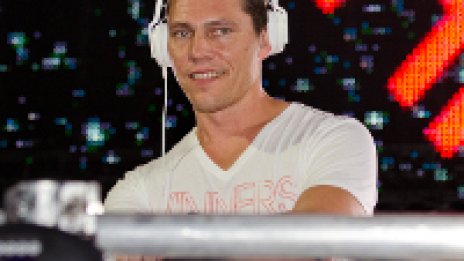 10 000 в транс с Tiesto, диджеят развя българския флаг на зазоряване