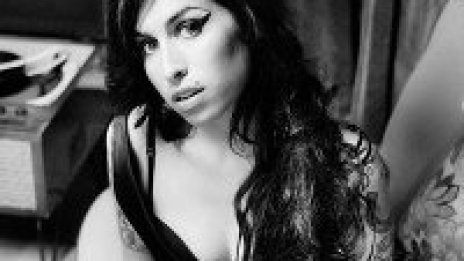 Amy Winehouse отново номер едно в класациите