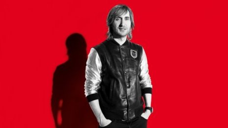  David Guetta отпечата дланите си в легендарно кино в Холивуд