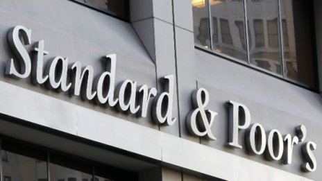 S&P мисли да смъкне оценката на 15 еврозастрахователи