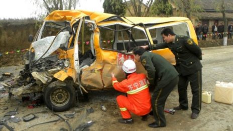 15 деца загинаха в катастрофа на училищен автобус в Китай