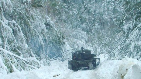 Обилен снеговалеж блокира проходи в Смолянско