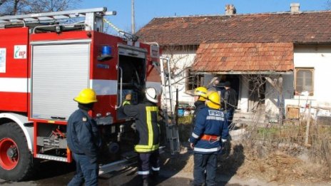 Двама души загинаха при пожари във Великотърновско