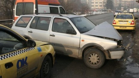 "Фолксваген", такси и автобус в катастрофа в София