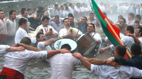 Кметът на Калофер поведе мъжкото хоро във водите на Тунджа