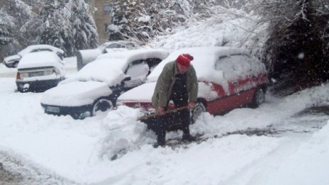 Снежната прегръдка отпуска България