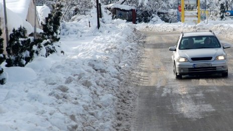 Човек замръзна на автобусна спирка и почина!