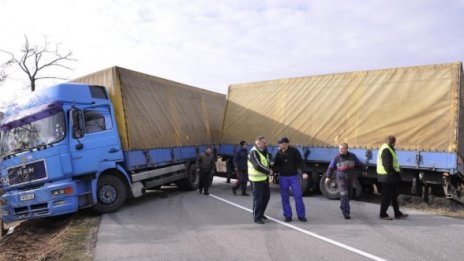 ТИР блокира пътя Хасковски минерални бани - Кърджали 