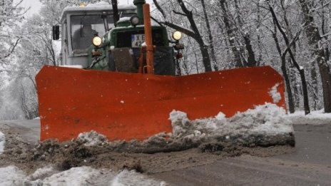 Спасени са всички хора, блокирани от снега 