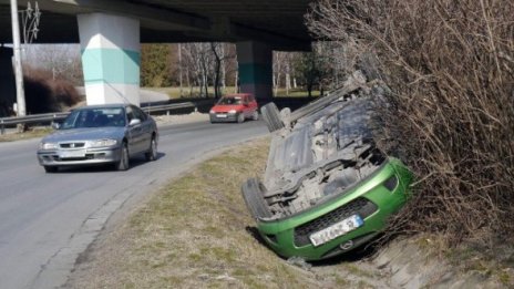 Мазда "паркира" по таван на влизане във Варна