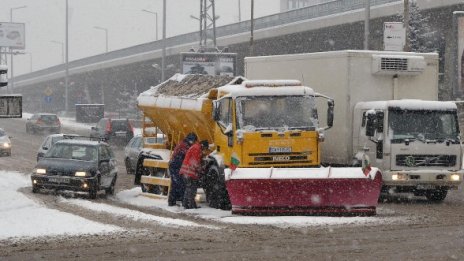 Сняг се сипе на парцали. Жълт код в 11 области