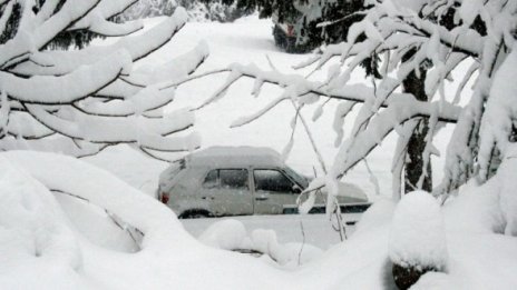 Снежни гледки от затрупана България