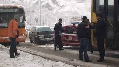 Таксиджия засече кола, тя се вряза в автобус в Пловдив