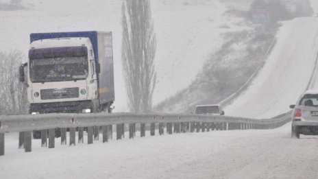 Пътищата са мокри, на места заснежени