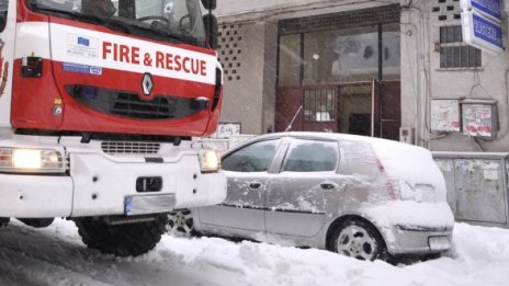 Автобус се вряза в пожарна, двама огнеборци са ранени