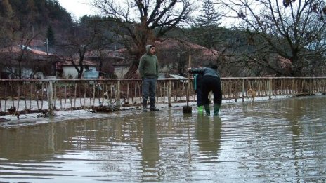 Евакуираха шест деца от срутена сграда в Кърджали