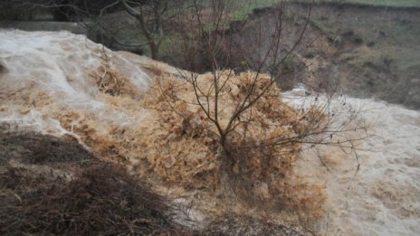 Започна контролирано изпускане на вода от язовир Йовковци