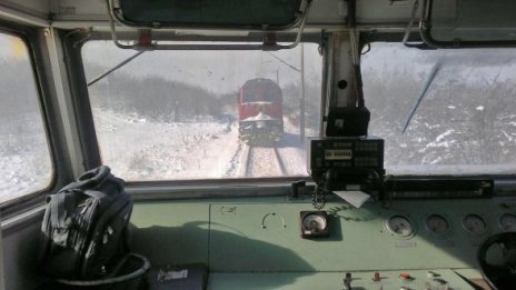 Шест влака в леден капан