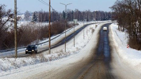 Заснежени и заледени са пътищата в страната 