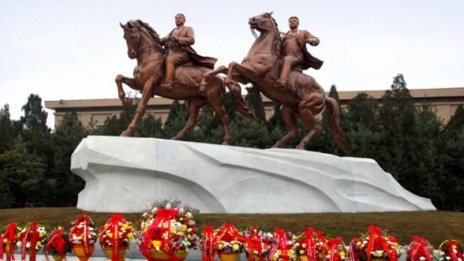 Огромен паметник на Ким Чен Ир и и Ким Ир Сен в Пхенян