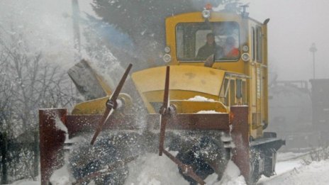 Освободиха от снежния капан дерайлиралия локомотив 