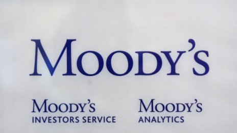 Moody's реже рейтингите на половината банков свят    