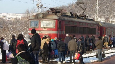 БДЖ спира 20 влака, няма локомотиви