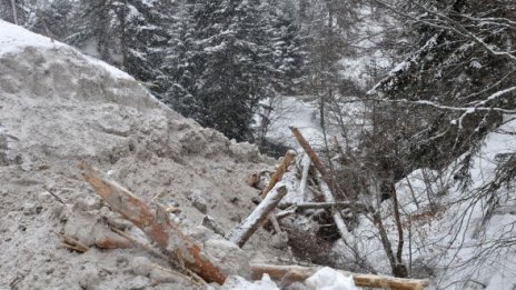 Три лавини отцепиха с. Мугла