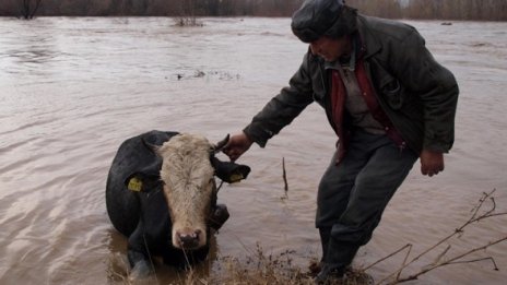 Вода отнесе 2 моста