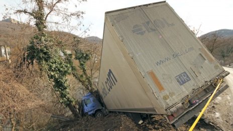 Турски ТИР падна в дере край Самоводене